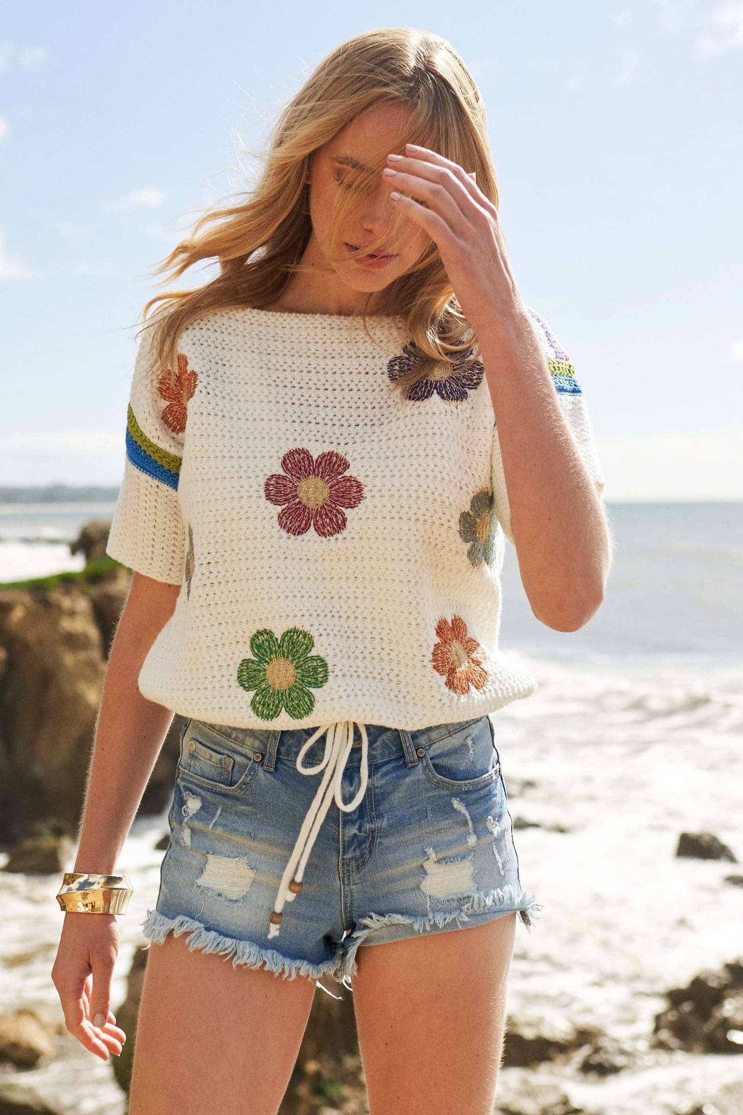 white daisy short sleeve sweater